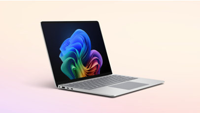 Een zijaanzicht van een Surface Laptop voor zakelijk gebruik in de kleur Platina.