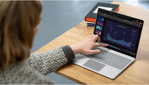 Osoba používá dotykovou obrazovku zařízení Surface Laptop Go 2 pro firmy.