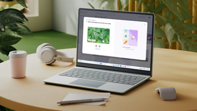 Ein Surface Laptop Go 3 for Business auf einem Schreibtisch mit anderem Zubehör für Surface,. Damit werden die Möglichkeiten des Geräts für die Nutzung unterwegs veranschaulicht.