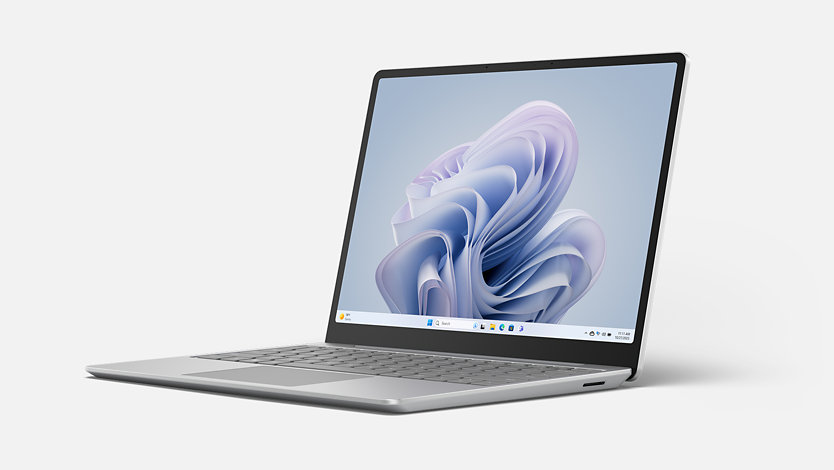 Pandangan tiga perempat Surface Laptop Go 3 yang berwarna Platinum.