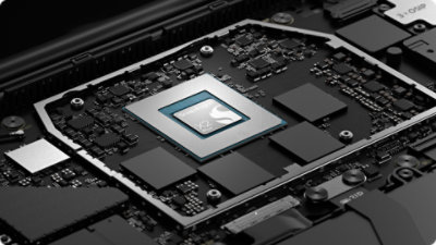 Vista aproximada do chip Snapdragon® X2 Plus na placa principal do Surface Laptop para Empresas.