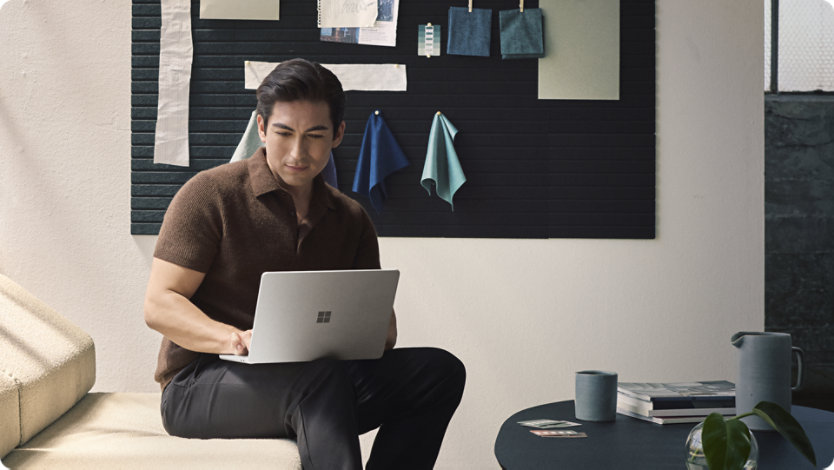 Uma pessoa trabalha num Surface Laptop para Empresas sem estar ligado à corrente, demonstrando um desempenho consistente tanto com bateria como ligado à tomada.