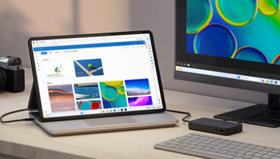 Op een bureau is een Surface Laptop Studio 2 for Business in Stage Mode verbonden met een extra beeldscherm en andere Surface-accessoires, wijzend op de verbindingsmogelijkheden van het apparaat.