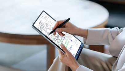 Une personne utilisant un stylet Slim Pen pour écrire sur l’écran tactile d’un appareil Surface Pro 10 pour les entreprises couleur Platine.