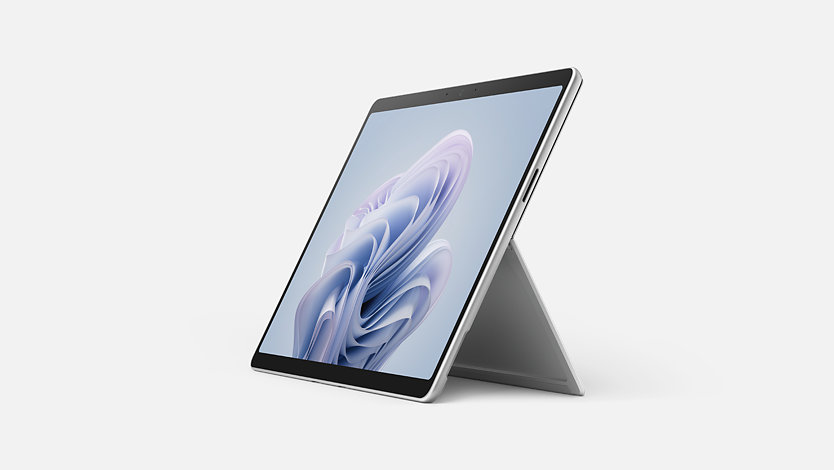 Une vue en angle du Surface Pro 10 pour l’entreprise utilisant le support intégré.