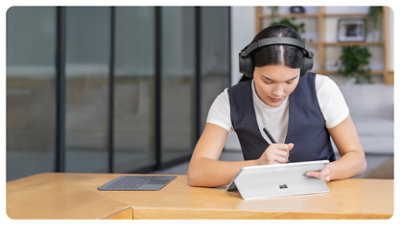 Une personne prend des notes et dessine à la main sur leur Surface Pro l’aide du stylet Surface Slim Pen. 