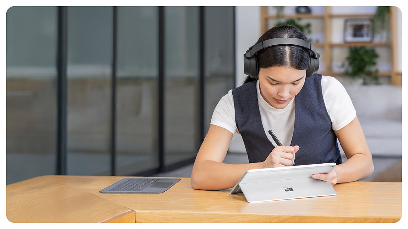 A person makes handwritten notes and drawings on their Surface Pro using Surface Slim Pen. 