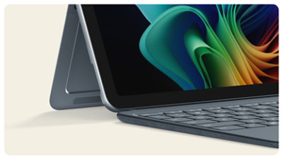 オーシャン グリーンで Surface Pro 12 インチ キーボード と Surface Pro の側面図。