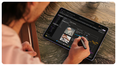 Une personne utilise le stylet Surface Slim Pen pour prendre des notes manuscrites sur une Surface Pro. 