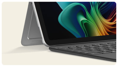 Vue latérale d’un Clavier Surface Pro 12 pouces Ardoise et d’un Surface Pro Platine. 