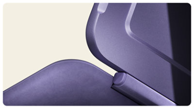 バイオレット Surface Pro 12 インチ キーボード のダイナミック ヒンジがバイオレット Surface Pro に接続されているクローズアップ。