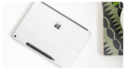 Il retro di un Surface Pro per le aziende mostra lo scomparto integrato per riporre la Slim Pen.