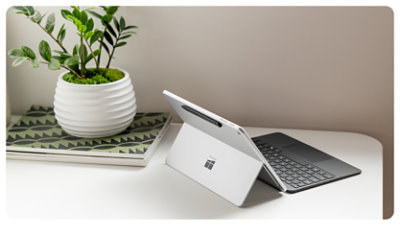 Un Tastiera per Surface Pro da 12 pollici per le aziende è collegato a un Surface Pro per le aziende, dimostrando come è possibile trasformare il dispositivo per un'esperienza da portatile tradizionale.