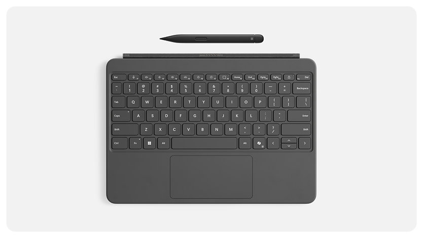 Uma Surface Slim Pen por cima de um Teclado para Surface Pro de 12 polegadas em Ardósia.