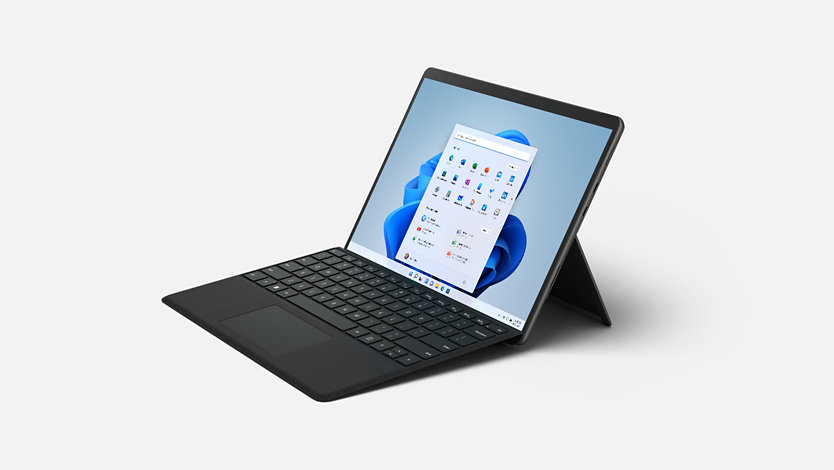 Surface Pro 8 in modalità laptop con Type Cover.