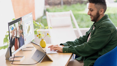 Photographie contextuelle d’un homme adulte utilisant le Surface Pro 9.