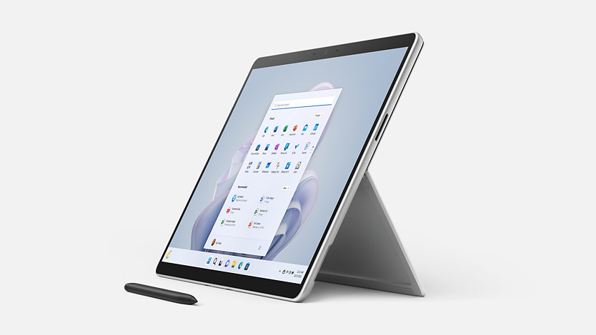 Vista angolare laterale di Surface Pro 9 appoggiato sul proprio sostegno con Surface Slim Pen 2 davanti.
