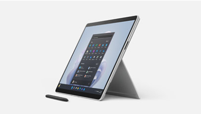 Ansicht eines Surface Pro 9 for Business aus schrägem Winkel mit Pen.