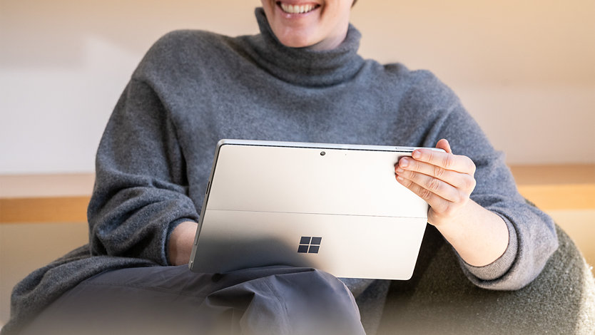 Een persoon houdt een Surface-apparaat voor zakelijk gebruik vast. 