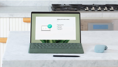 Una tableta Surface Pro 9 para empresas en un escritorio, abierta.