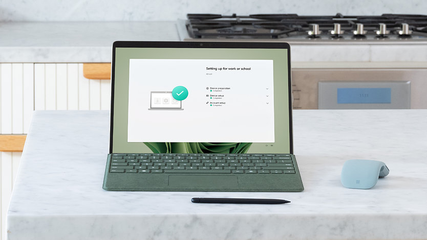 Um tablet Surface para Empresas aberto sobre uma secretária.