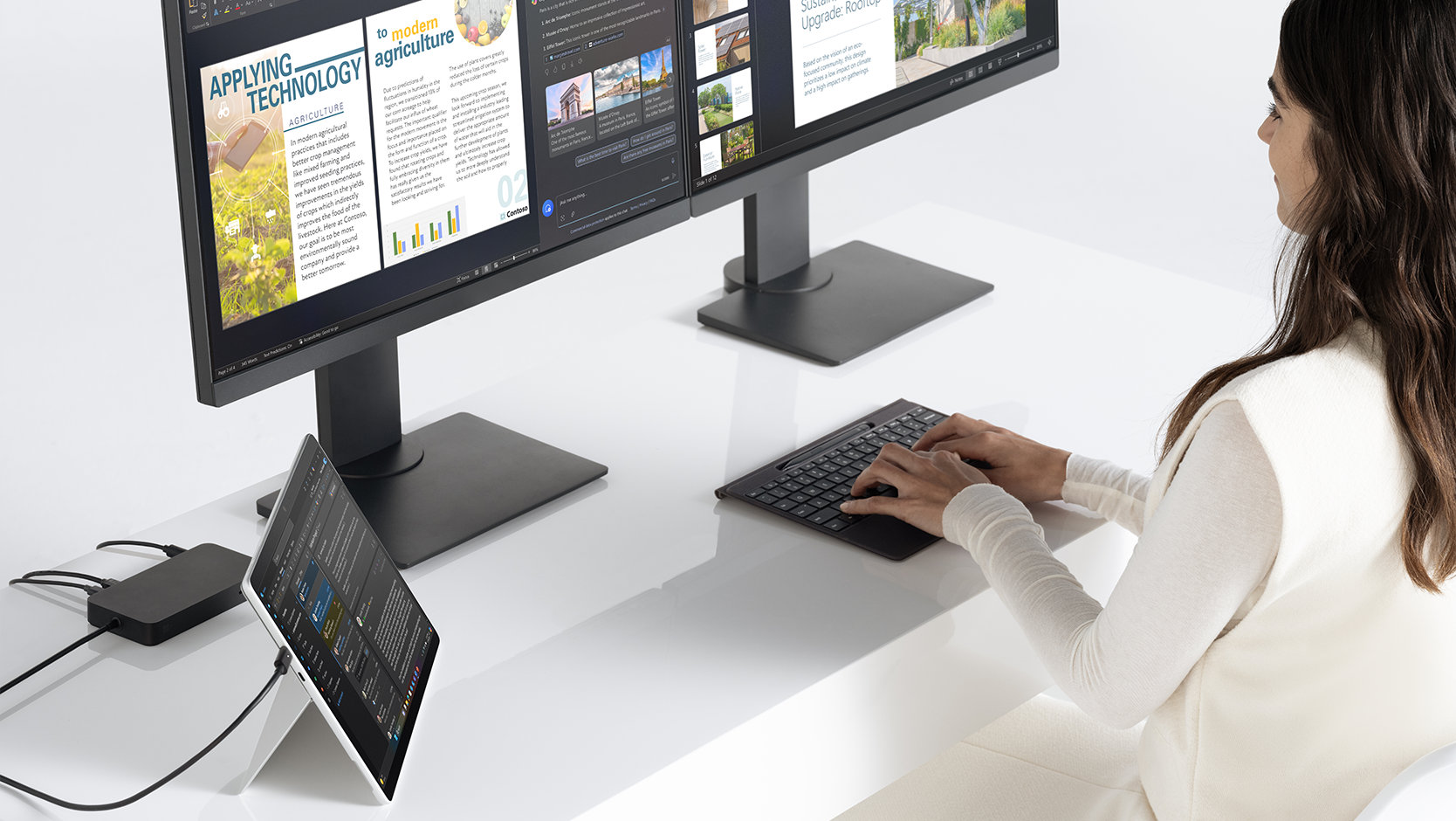 Eine Person verwendet ein nicht angebrachtes Surface Pro Flex Keyboard for Business mit externen Anzeigen.