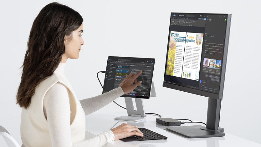 En person bruger touchskærmen på en Surface Pro til erhverv og skriver på et aftaget Surface Pro Flex Keyboard til erhverv.