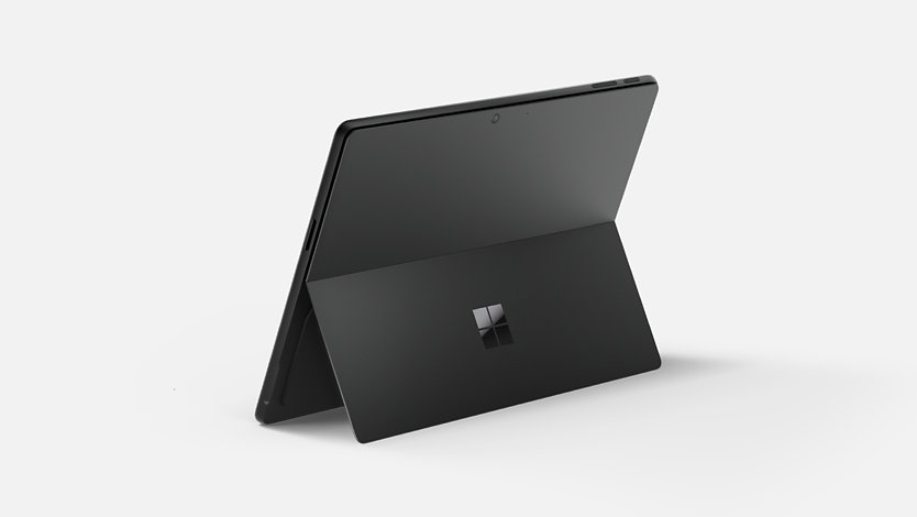 Een achteraanzicht van een Surface Pro voor zakelijk gebruik die de ingebouwde kickstand toont.