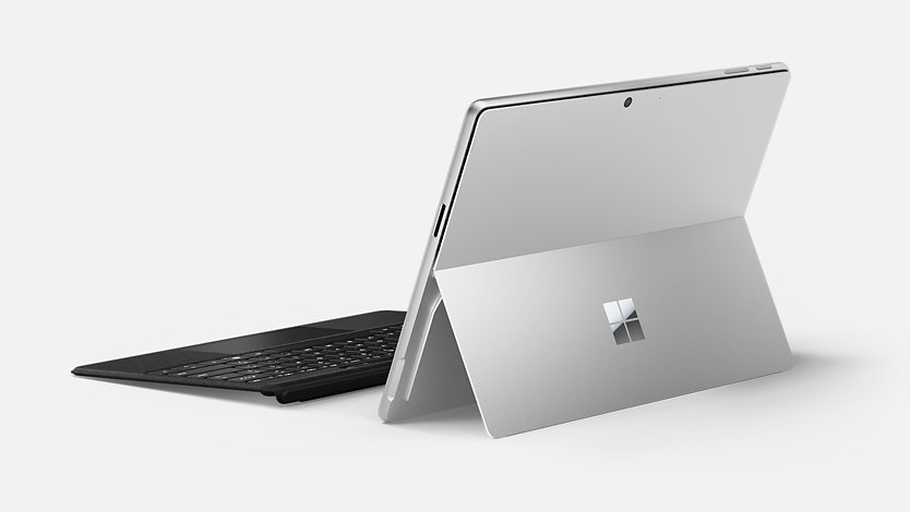 Vista de ángulo posterior de un dispositivo Surface Pro para empresas que muestra el soporte trasero abierto. 