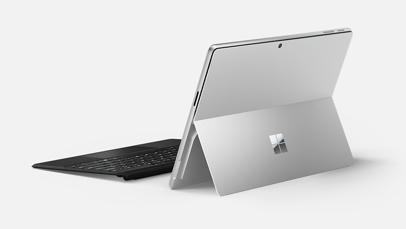 角度を付けて背面から見た、キックスタンドを装着した Surface Pro ビジネス用。