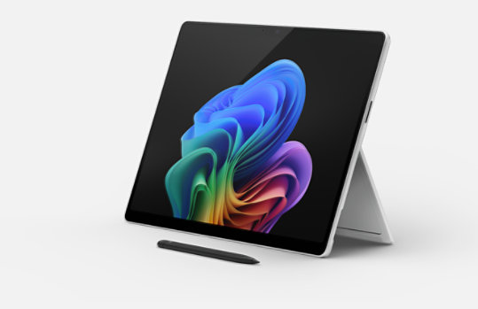 Ansicht Surface Pro in der Farbe Platin aus schrägem Winkel.