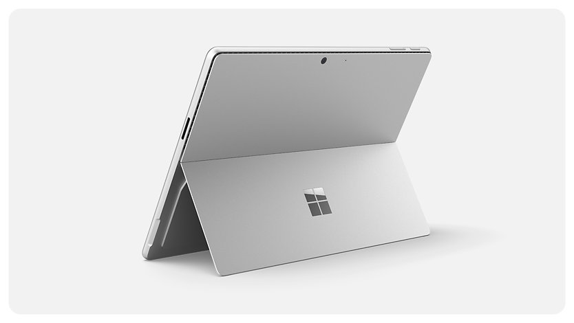 Vista posterior a apresentar o suporte kickstand de um Surface Pro para Empresas.