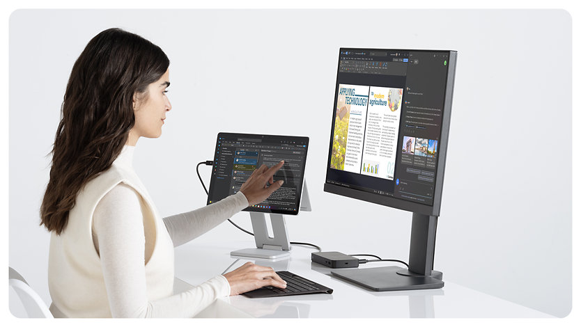 Uma pessoa a utilizar a mão para deslocar-se no ecrã tátil de um Surface Pro para Empresas.