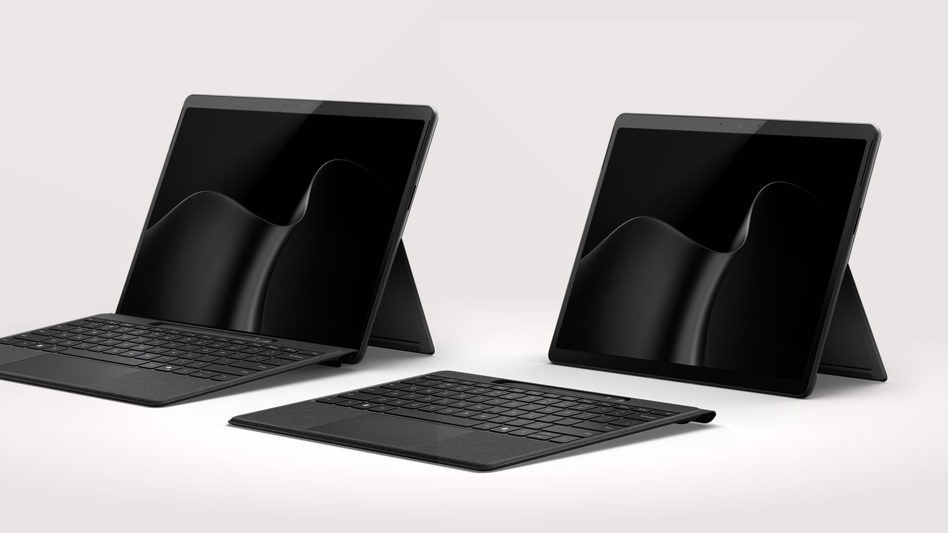 Deux appareils Surface côte à côte, tous deux associés à un clavier Flex pour Surface Pro 13 pouces avec stylet Slim Pen, l’un attaché et l’autre détaché.