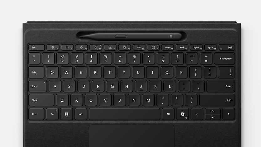 Ein Blick von oben auf Surface Pro Flex Keyboard mit Slim Pen.