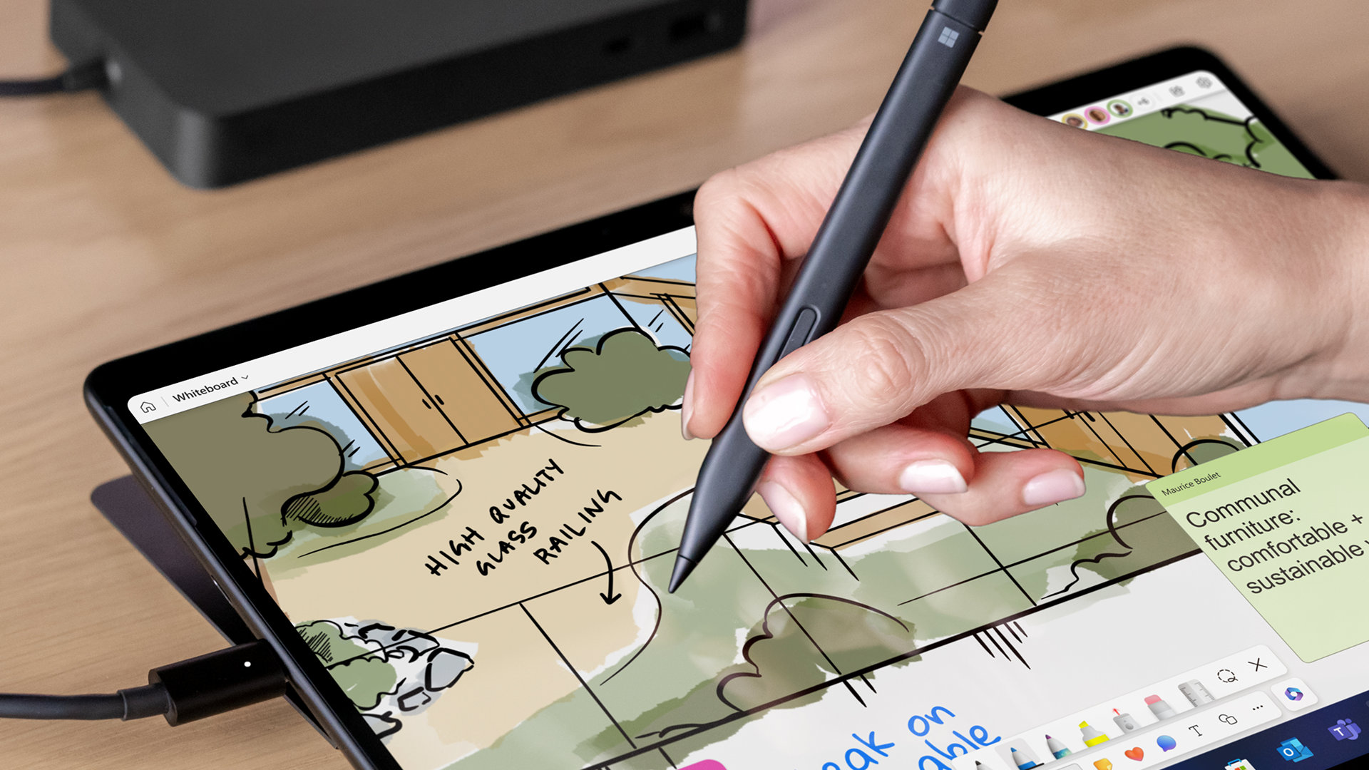 Gros plan sur une personne utilisant un stylet Slim Pen pour dessiner sur l’écran tactile d’une Surface Pro.