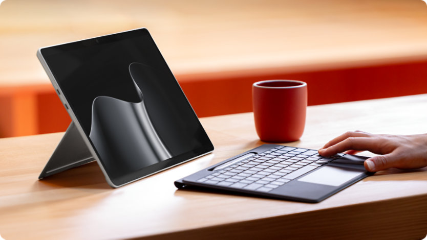 Une personne utilisant un Surface Pro pour l’entreprise et un clavier Flex Surface Pro 13 pouces pour l’entreprise détaché. 