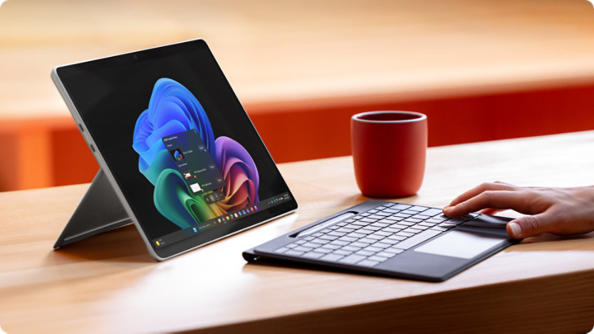 Uma pessoa a utilizar um Surface Pro para Empresas e um Teclado Flex para Surface Pro de 13 polegadas para Empresas destacado.