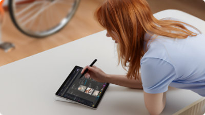 Uma pessoa utiliza uma Slim Pen para escrever no ecrã tátil de um Surface Pro para Empresas.