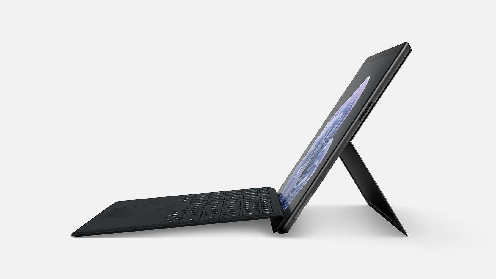 Vista lateral a apresentar o Teclado para Surface Pro ligado a um dispositivo Surface.