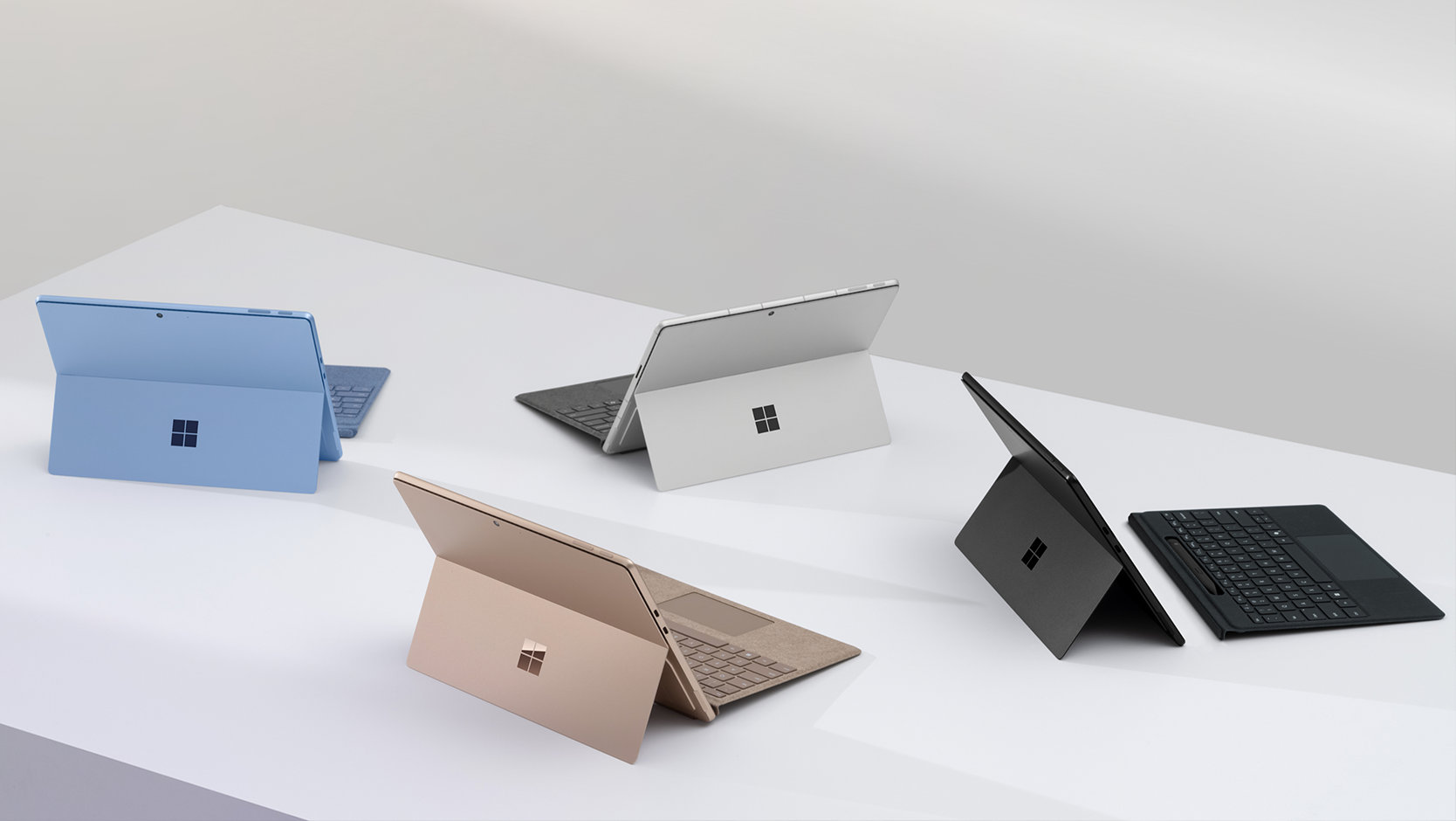 Vier Surface Pro-toetsenbord met penopslag apparaten in Zwart, Platina, Saffier en Duinzand bruin.