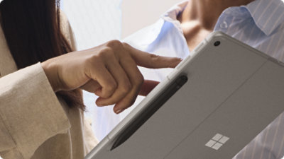 Pessoas utilizam o Surface Pro para Empresas enquanto guardam a Slim Pen no compartimento de armazenamento integrado na parte posterior do dispositivo