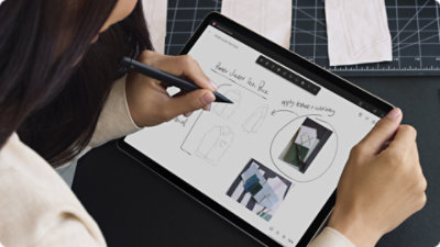 Uma pessoa utiliza a Slim Pen para desenhar num Surface Pro para Empresas.
