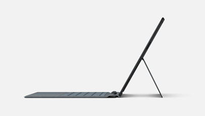 Ein Surface Pro X mit einem Surface Typecover von der Seite