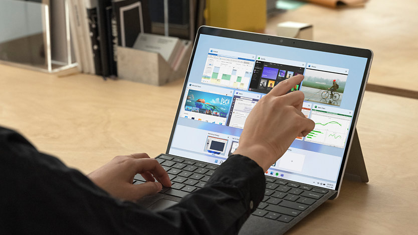 Une personne utilise un appareil Surface Pro X