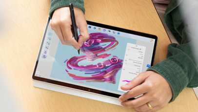 Pohled zblízka šikmo na zařízení Surface Pro 9 v barvě Platinum