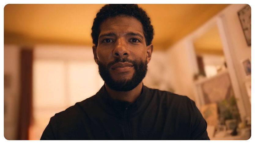 A person uses the portrait blur feature in Windows Studio Effects to blur their background.