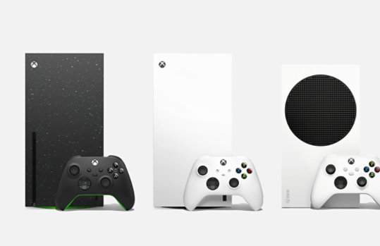 Xbox Series S, Galaxy, and Series X, with controllers, standing side by side.
