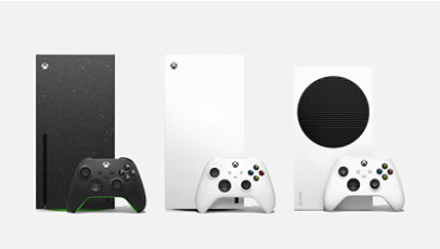 Eine XBOX Series X - 2 TB Galaxy Black, eine XBOX Series X und eine XBOX Series S Konsole in Weiß, zusammen mit den Controllern, nebeneinander.