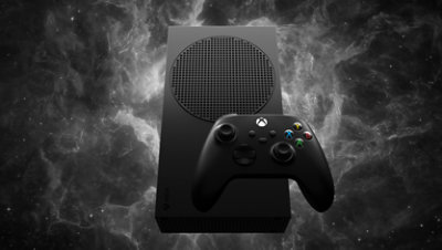 Eine Xbox Series S 1 TB (schwarz) und ein Xbox Wireless Controller.